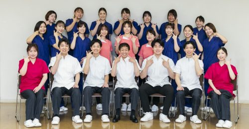 横須賀市汐入駅前歯科のスタッフ集合写真｜小児矯正と成長管理に力を入れる歯科医院